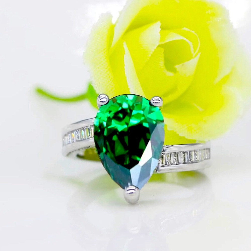 Green emerald ring